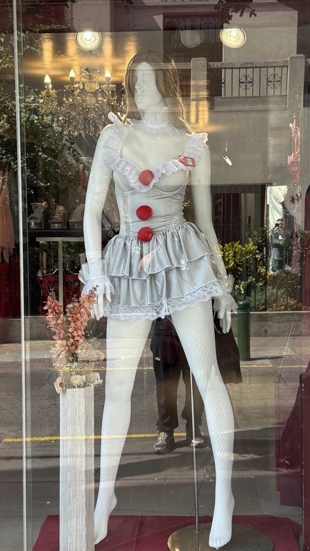 Maniquí de blanco entre reflejos