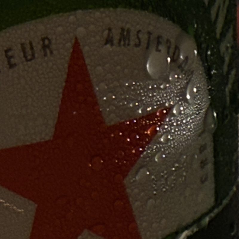 Detalle de etiqueta y gotas sobre botella