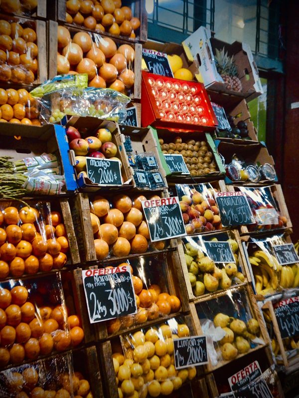 Cajones de frutas y lámparas en una verdulería