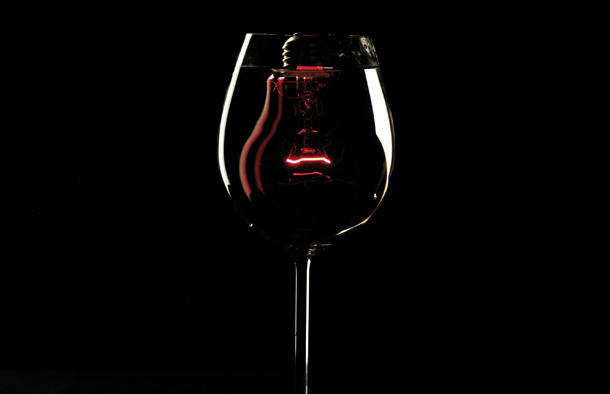 Copa y lámpara con luz roja